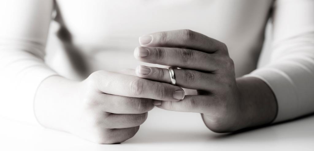 درخواست طلاق از طرف زن چگونه است؟ | قوانین + مدارک لازم